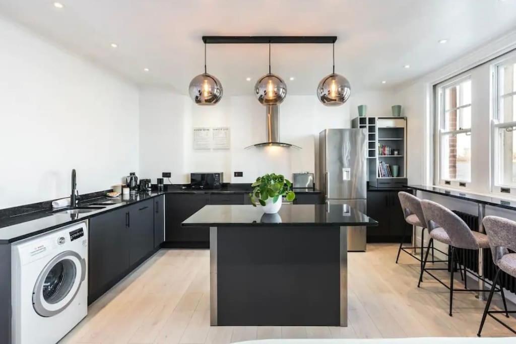 3 X Bedroom Riverside Flat With Hot Tub On Roof Terrace Londra Exterior foto