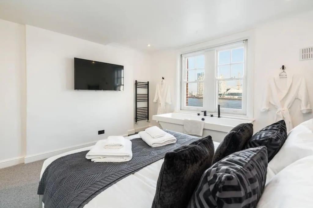 3 X Bedroom Riverside Flat With Hot Tub On Roof Terrace Londra Exterior foto