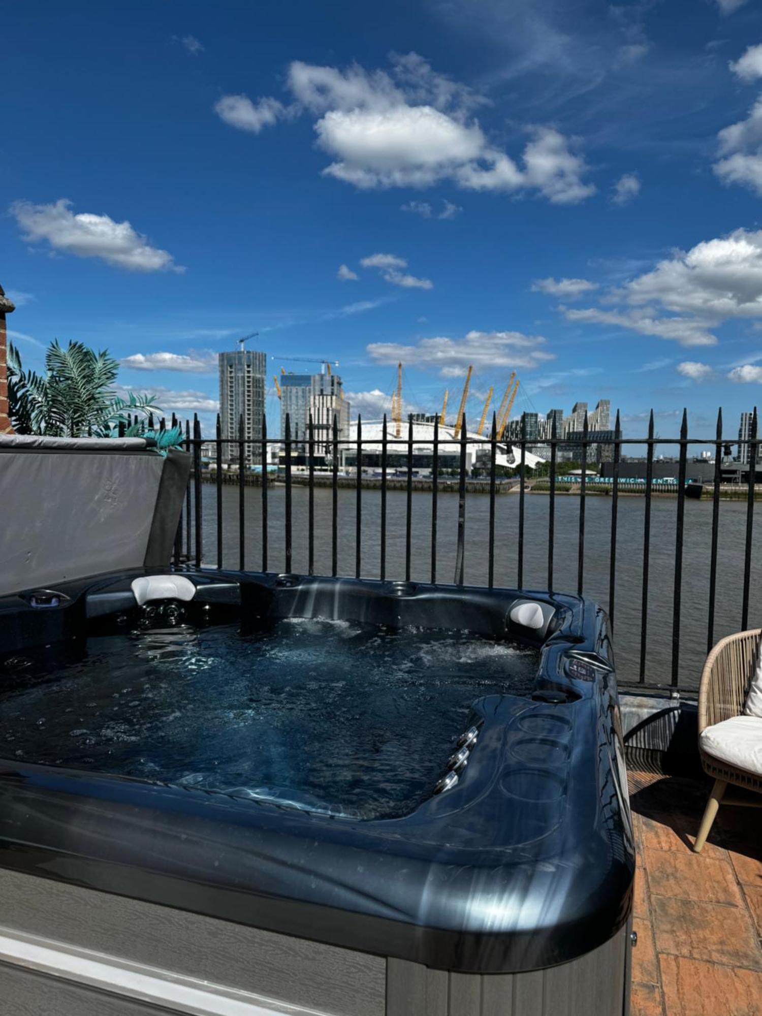 3 X Bedroom Riverside Flat With Hot Tub On Roof Terrace Londra Exterior foto