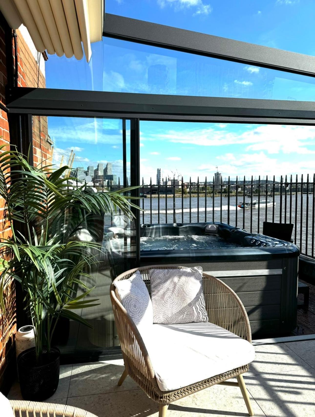3 X Bedroom Riverside Flat With Hot Tub On Roof Terrace Londra Exterior foto