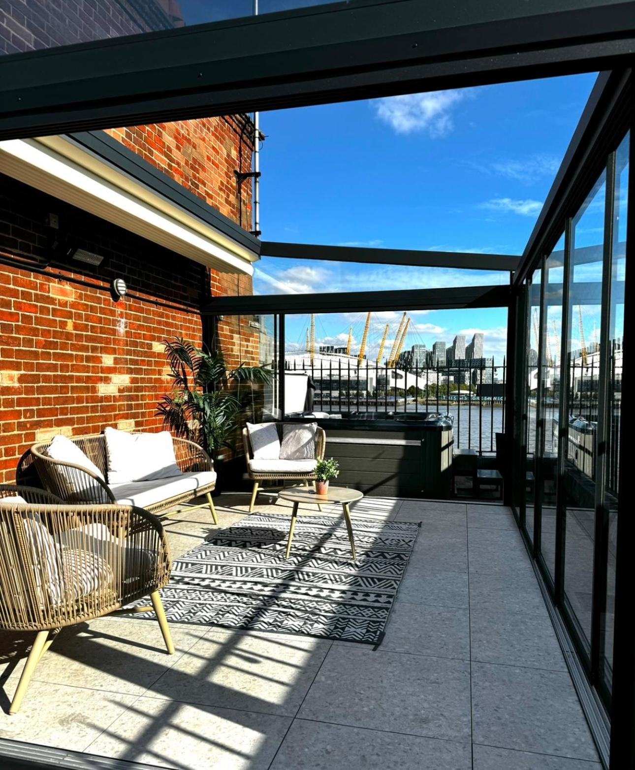 3 X Bedroom Riverside Flat With Hot Tub On Roof Terrace Londra Exterior foto